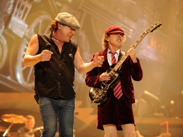 Brian Johnson y Angus Young, durante una actuación en Pennsylvania