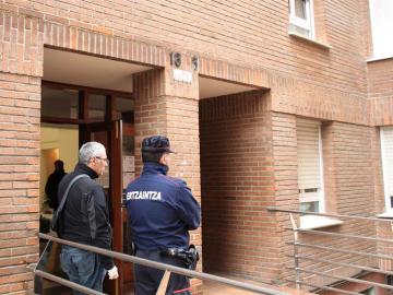 Agentes de la Ertzaintza en el portal de la vivienda de la localidad vizcaína de Abadiño.