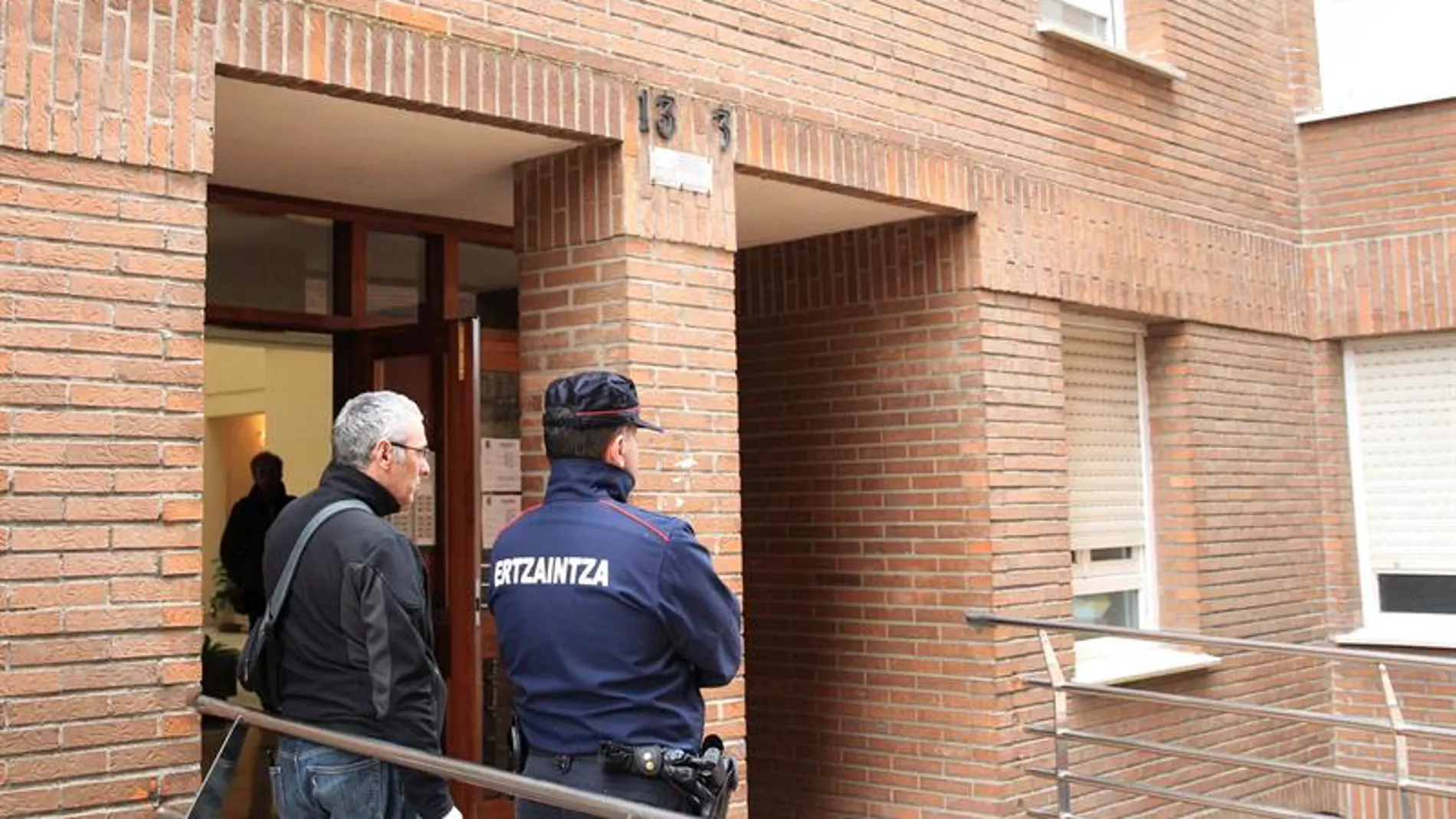Agentes de la Ertzaintza en el portal de la vivienda de la localidad vizcaína de Abadiño. Agentes de la Ertzaintza en el portal de la vivienda de la localidad vizcaína de Abadiño.