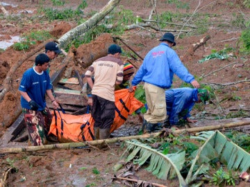 Varias personas trasportan un fallecido en Java