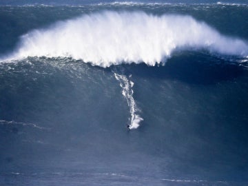 Surfista en la playa lusa de Nazaré