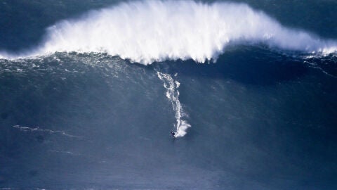 Surfista en la playa lusa de Nazar&eacute;