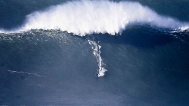 Un surfista surca una ola de más de 20 metros en Nazaré