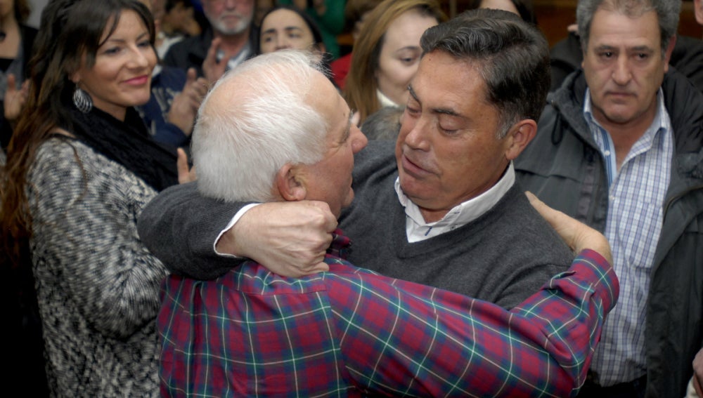 Un vecino abraza a Marcos Martínez, ex presidente de la diputación de León