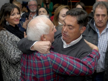 Un vecino abraza a Marcos Martínez, ex presidente de la diputación de León