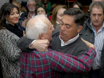 Un vecino abraza a Marcos Martínez, ex presidente de la diputación de León Un vecino abraza a Marcos Martínez, ex presidente de la diputación de León