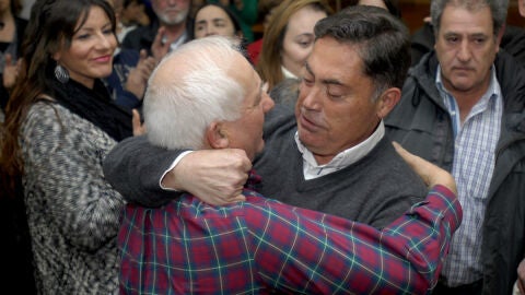 Un vecino abraza a Marcos Mart&iacute;nez, ex presidente de la diputaci&oacute;n de Le&oacute;n