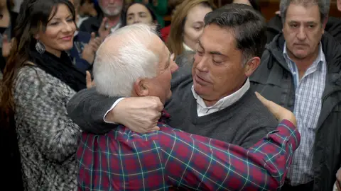 Un vecino abraza a Marcos Martínez, ex presidente de la diputación de León Un vecino abraza a Marcos Martínez, ex presidente de la diputación de León
