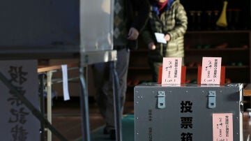 Una mujer ejerce su derecho al voto en Japón