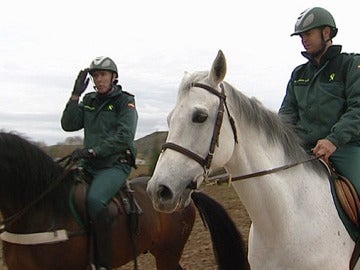 Agentes de la Guardia Civil a caballo Agentes de la Guardia Civil a caballo