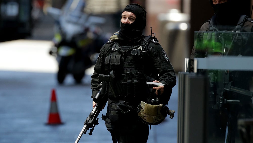 Dos agentes de la Policía australiana, durante el secuestro