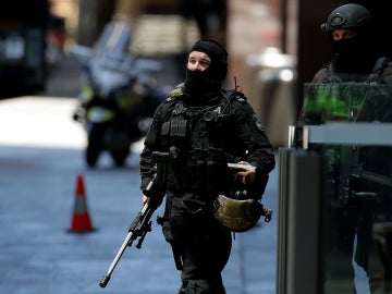 Dos agentes de la Policía australiana, durante el secuestro