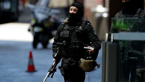 Dos agentes de la Polic&iacute;a australiana, durante el secuestro