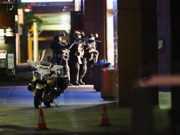 Agentes de la Policía en la entrada al local