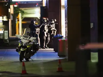 Agentes de la Policía en la entrada al local Agentes de la Policía en la entrada al local