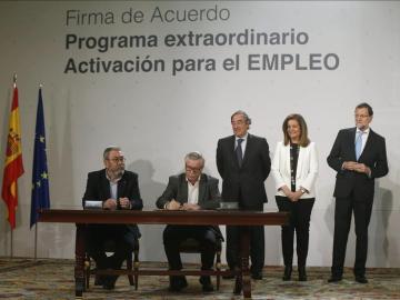 Rajoy firma la nueva ayuda a los parados y los agentes sociales piden más medidas