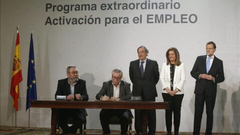 Rajoy firma la nueva ayuda a los parados y los agentes sociales piden m&aacute;s medidas