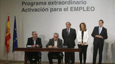 Rajoy firma con sindicatos y empresarios el acuerdo sobre la nueva ayuda a parados