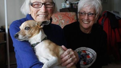 Una mujer de 96 años adopta a un perro anciano que había sido maltratado