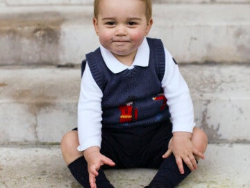 El pequeño Príncipe sentado en las escaleras de Palacio