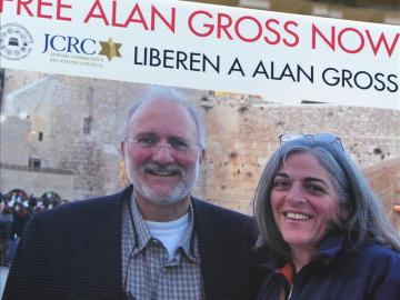 Vista de una pancarta con una imagen de Alan Gross junto a su esposa Judy