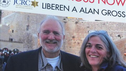 Vista de una pancarta con una imagen de Alan Gross junto a su esposa Judy
