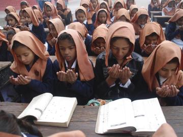 Niños rezan en Pakistán