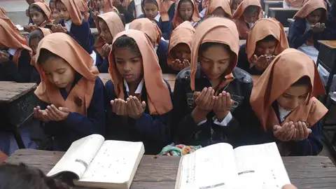 Niños rezan en Pakistán Niños rezan en Pakistán