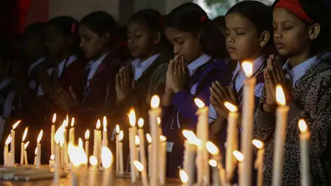 Vigilia por las 148 personas fallecidas en el ataque a la escuela paquistaní Vigilia por las 148 personas fallecidas en el ataque a la escuela paquistaní