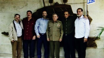 Captura de vídeo del recibimiento de Raúl Castro de los agentes liberados