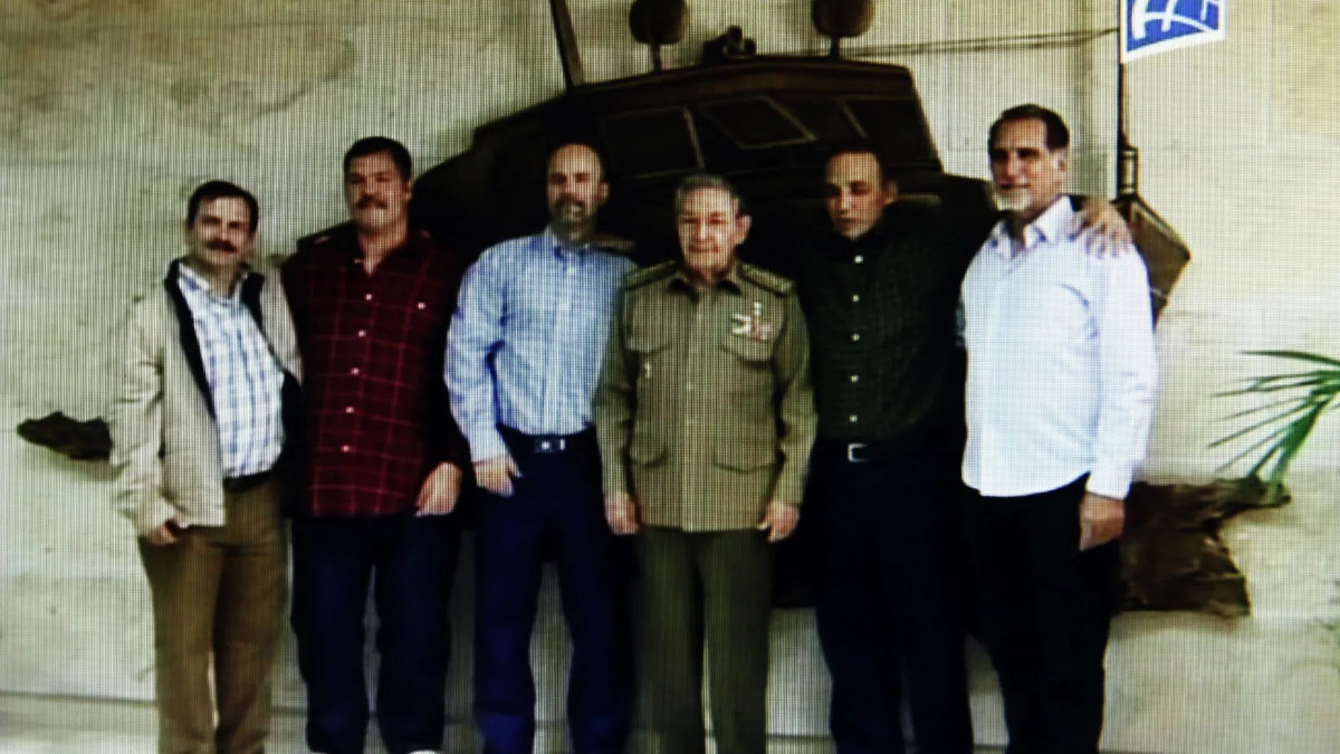 Captura de vídeo del recibimiento de Raúl Castro de los agentes liberados Captura de vídeo del recibimiento de Raúl Castro de los agentes liberados