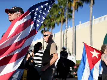 Un grupo de cubanos en Miami Un grupo de cubanos en Miami