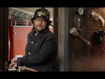 Santiago Segura es un bombero en el anuncio de Campofrio