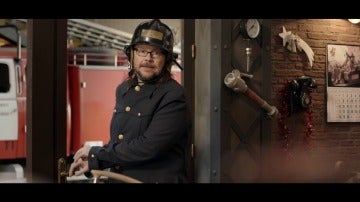 Santiago Segura es un bombero en el anuncio de Campofrio