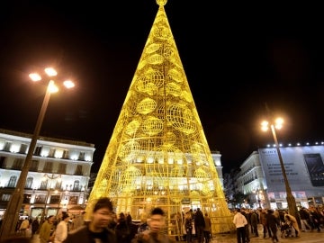 Alumbrado de Navidad en la madrileña Puerta del Sol.