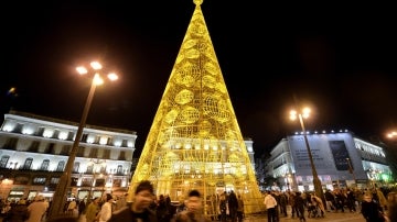 Alumbrado de Navidad en la madrileña Puerta del Sol.