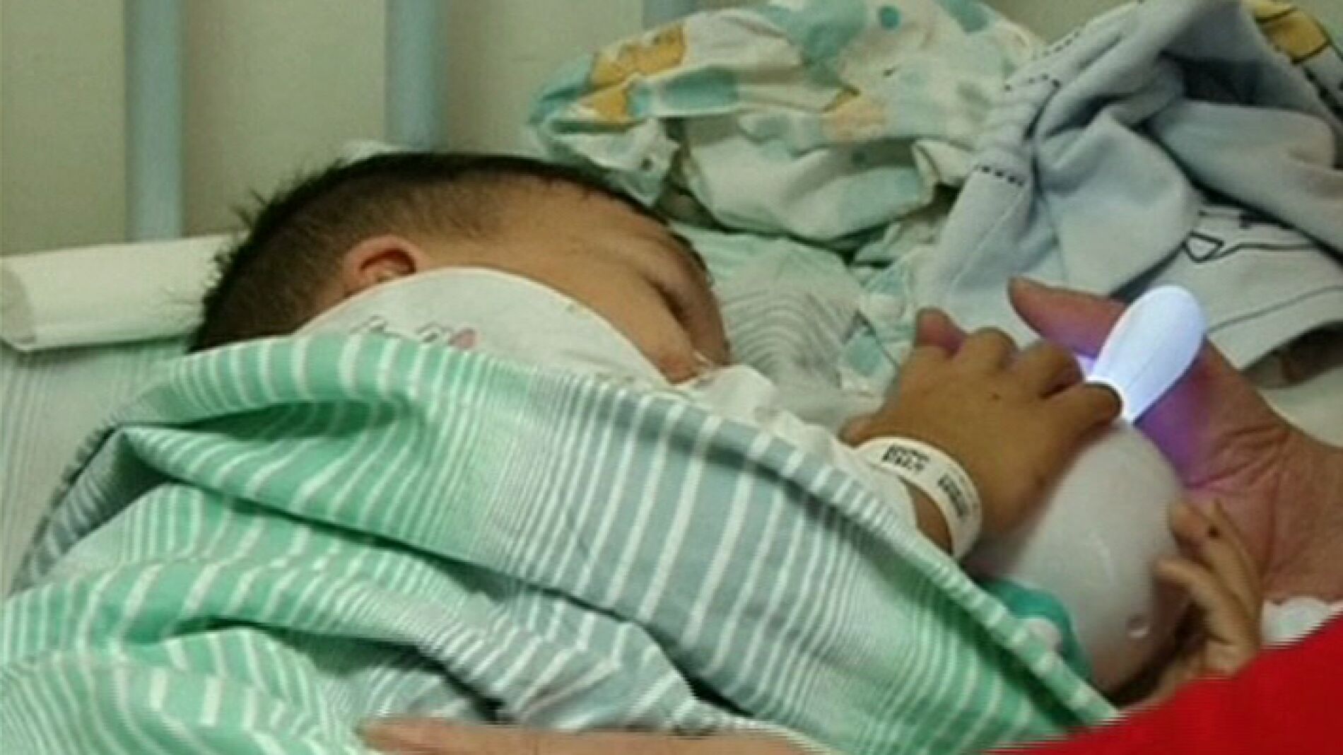  Un ni&ntilde;o chino de tres a&ntilde;os a la espera de recibir tratamiento m&eacute;dico despu&eacute;s de beber &aacute;cido sulfurico