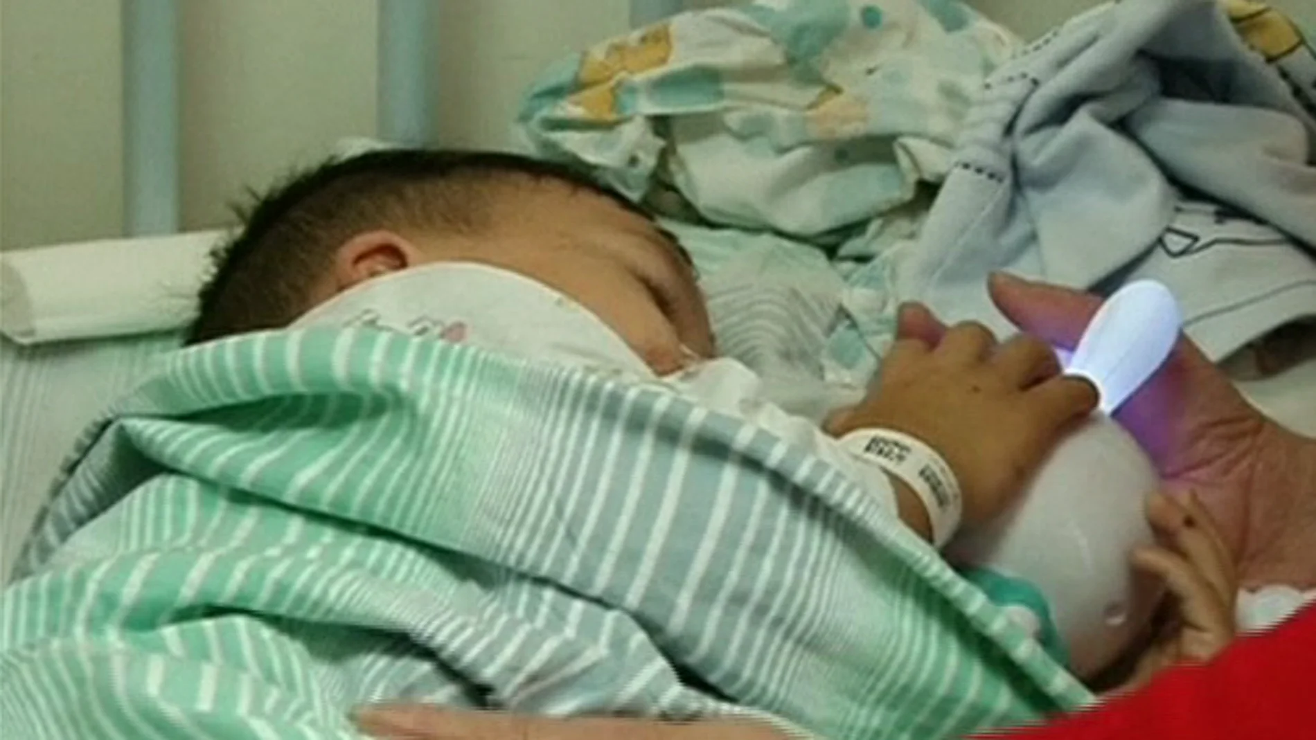 Un niño chino de tres años a la espera de recibir tratamiento médico después de beber ácido sulfurico Un niño chino de tres años a la espera de recibir tratamiento médico después de beber ácido sulfurico