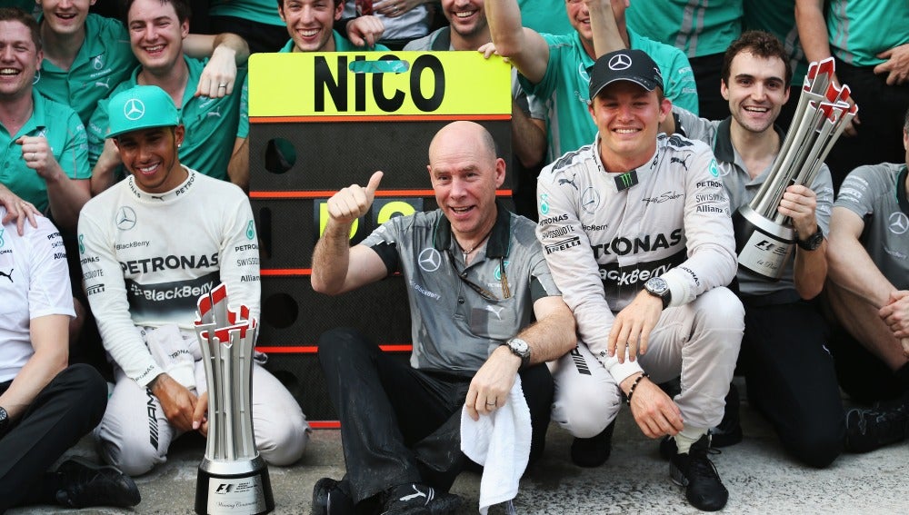 Jock Clear, con Rosberg y Hamilton en una celebraci&oacute;n de Mercedes