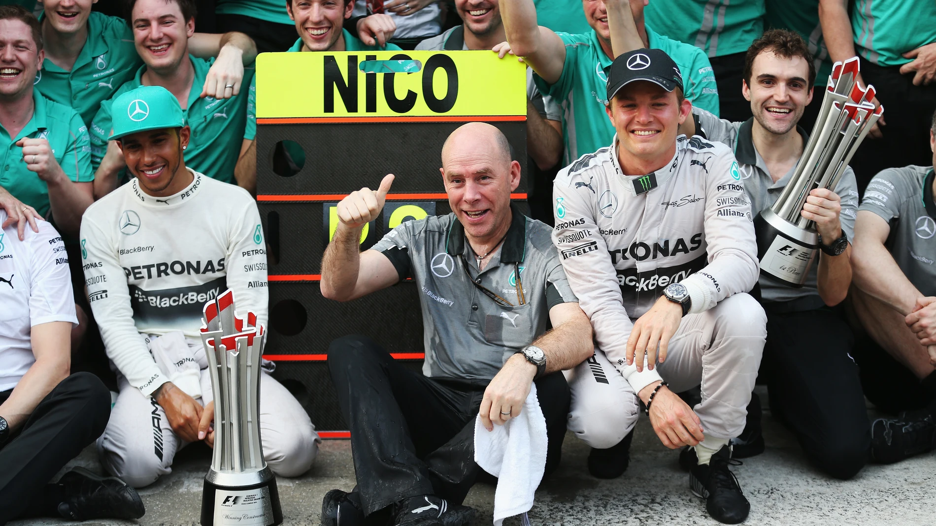 Jock Clear, con Rosberg y Hamilton en una celebración de Mercedes