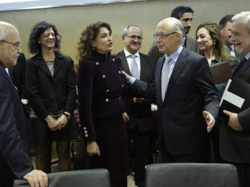 Cristóbal Montoro conversa con diversos consejeros