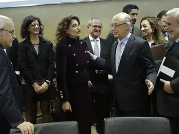 Cristóbal Montoro conversa con diversos consejeros Cristóbal Montoro conversa con diversos consejeros