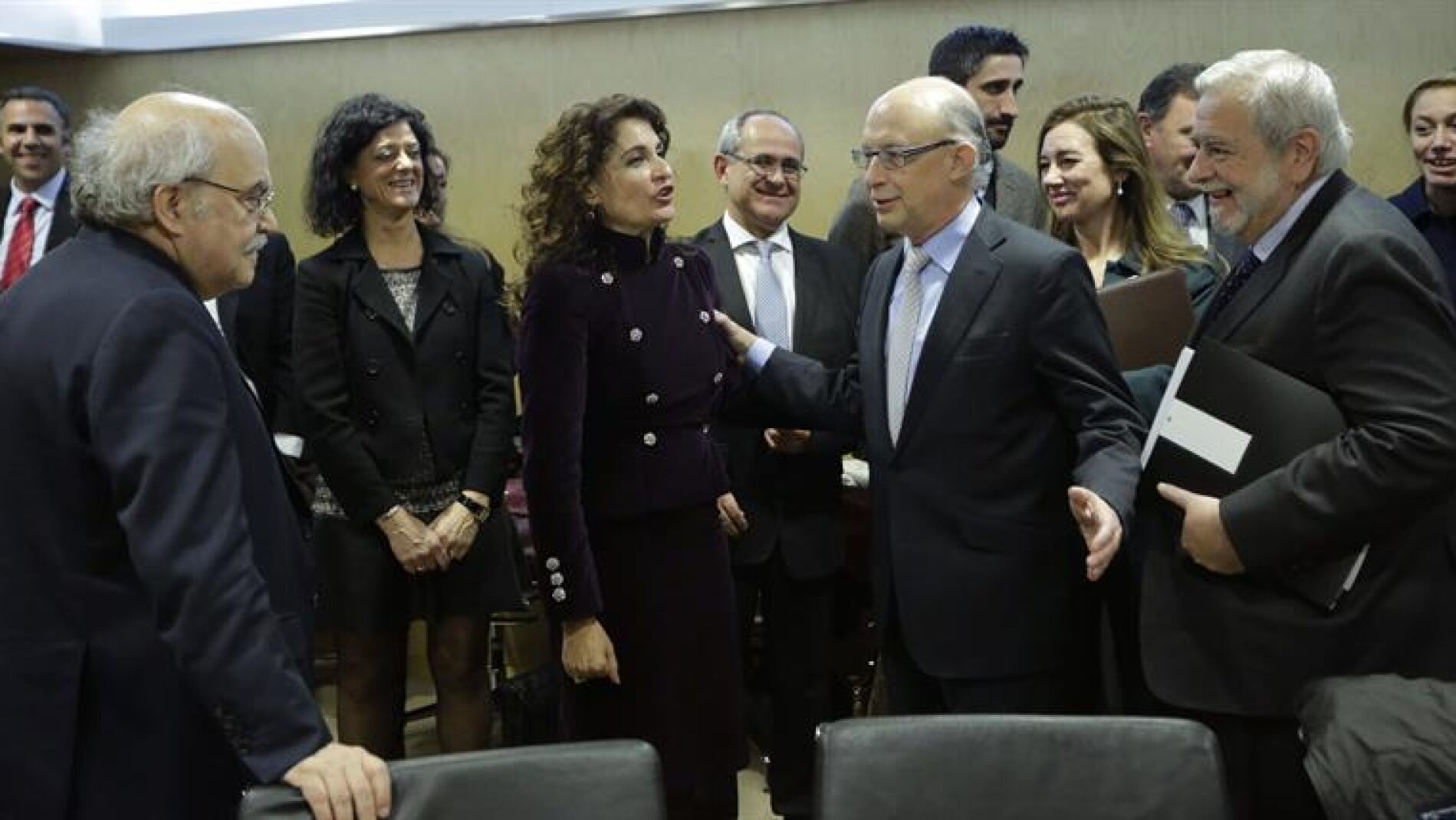 Crist&oacute;bal Montoro conversa con diversos consejeros