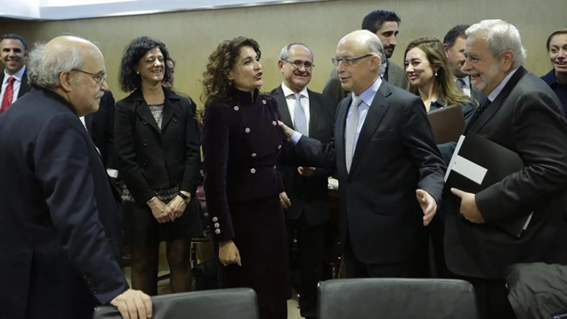 Cristóbal Montoro conversa con diversos consejeros Cristóbal Montoro conversa con diversos consejeros