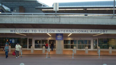 Una mujer recupera su maleta perdida hace 20 años en un aeropuerto de EEUU