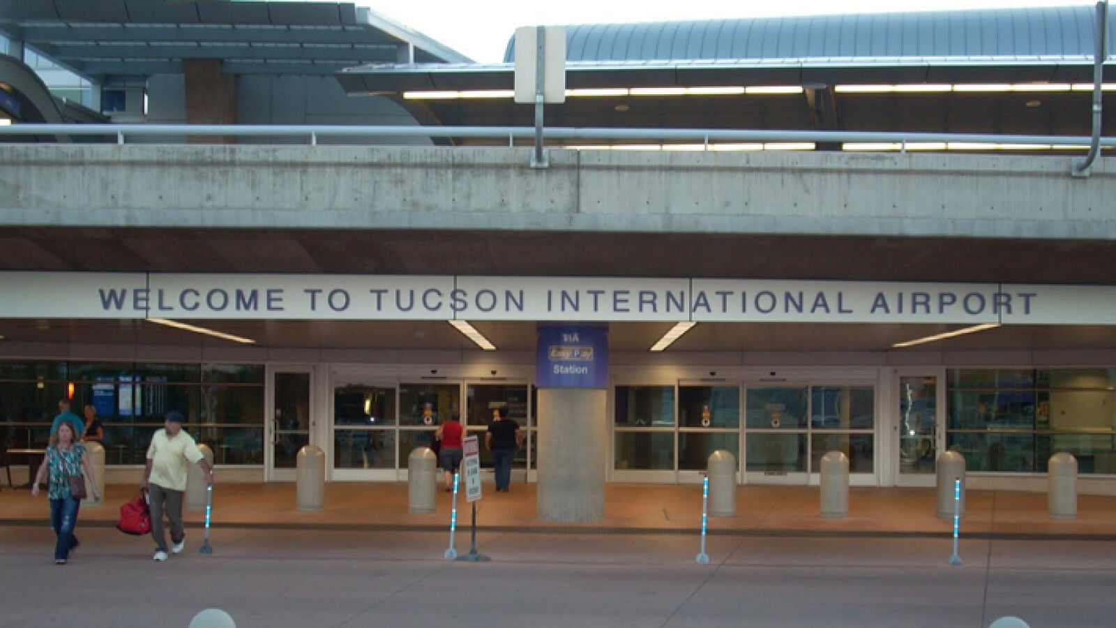 Una mujer recupera su maleta perdida hace 20 años en un aeropuerto de EEUU