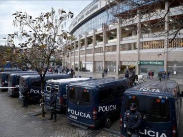 Dispositivo policial en el exterior del estadio Vicente Calderón
