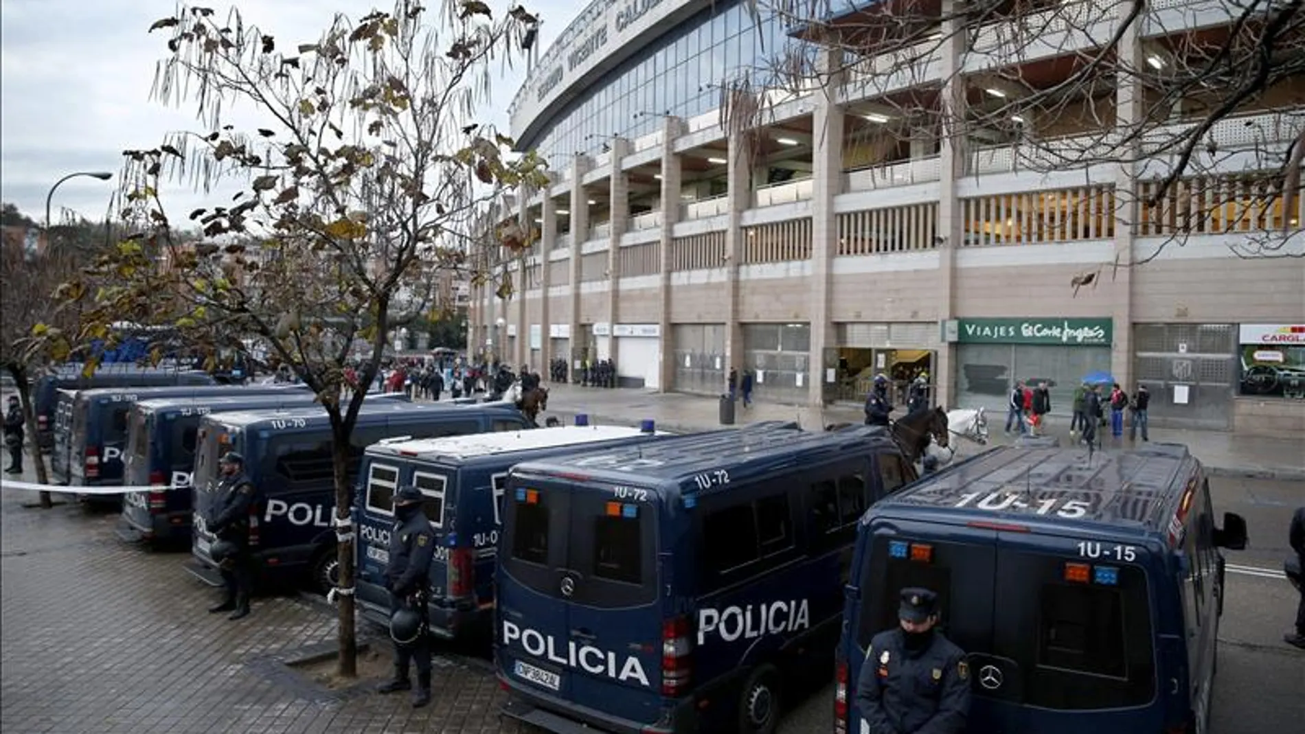 Dispositivo policial en el exterior del estadio Vicente Calderón Dispositivo policial en el exterior del estadio Vicente Calderón
