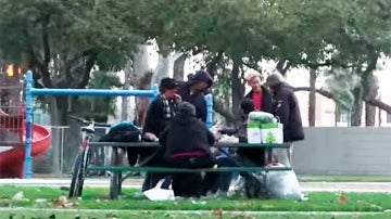 Thomas reparte comida entre otros mendigos.