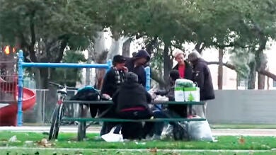 Entrega 100 dólares a un mendigo y los gasta en comida para otros 'sin techo'